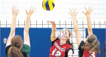  ?? RYAN MCCULLOUGH/NIAGARA COLLEGE ?? Governor Simcoe’s Sadie Dick, No. 12, at the net in girls high school volleyball showcase action Tuesday night at Niagara College in Welland.