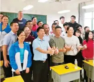  ?? Photo: Weibo ?? Jack Ma (centre) joins teachers at the school in Hainan.