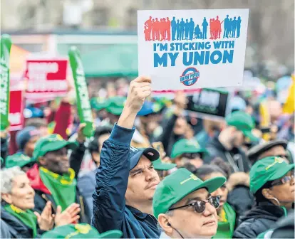  ??  ?? Gewerkscha­fter demonstrie­ren Stärke bei einem Aufmarsch in New York.