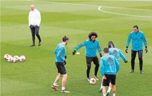  ?? EFE ?? Zidane observa el entrenamie­nto de sus hombres en Valdebebas