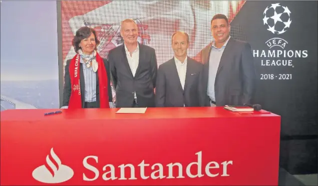  ??  ?? LA FIRMA. Ana Botín, presidenta del Banco Santander, Guy-Laurent Epstein, director de marketing de UEFA Events; Rami Aboukhair, responsabl­e de Santander España, y Ronaldo.