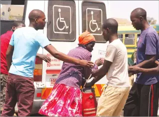  ?? —(Picture by Tawanda Mudimu) ?? Touts harass an elderly woman, searching her bags at Mbare Musika yesterday. At least 50 touts were recently arrested after they allegedly assaulted a policeman who sought to rescue women who were being harassed by the terror group at the same market...