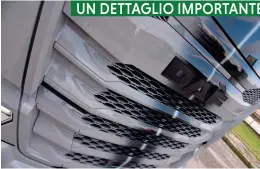  ?? ?? UN DETTAGLIO IMPORTANTE
Il muso del camion è attraversa­to da una striscia di vernice nera che richiama lo stile di Valcarengh­i, e Giovanni lo rivendica come un ricordo per un amico che non c’è più.