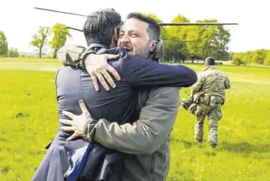  ?? REUTERS ?? Sunak abraza a Zelenski, ayer en Aylesbury, en el sudeste de Inglaterra.