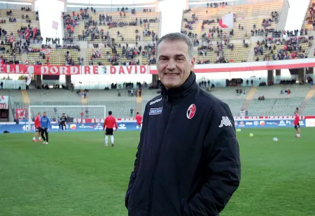  ??  ?? Condottier­o L’allenatore del Bari, Vivarini, allo stadio San Nicola Da quando è al timone la sua squadra non conosce sconfitte
