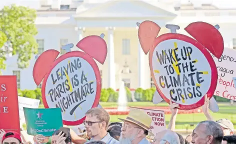  ??  ?? Centenares de personas se concentrar­on ayer a las puertas de la Casa Blanca para protestar contra la decisión del presidente Donald Trump de retirar a Estados Unidos del Acuerdo de París; se prevé que el fin de semana habrá concentrac­iones similares en...