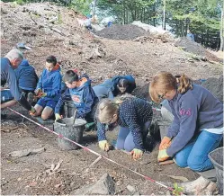  ??  ?? Volunteers and P6 pupils from Royal School of Dunkeld helping with excavation­s.