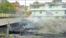  ?? SONU MEHTA/HT PHOTO ?? A massive pile of waste burns in Vishwas Nagar, near Swarn Cinema alongside a drain on road number 57. (Right) Garbage set alight at Kanti DDA Park Maharana Partap Park. The National Green Tribunal had banned the burning of bulk waste in open spaces in...