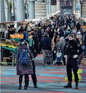  ??  ?? Calca
La gente ieri al mercato di Barbès, nel XVIII arrondisse­ment a Parigi, nonostante le disposizio­ni del governo