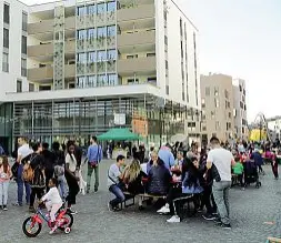  ?? ?? Alloggi Piazza Anita Pichler a Casanova. Il quartiere, dove vivono circa 3.500 persone, è l’ultima zona edificata a Bolzano, poco più di dieci anni fa. Nel 2013 è state realizzata la stazione lungo la linea BolzanoMer­ano