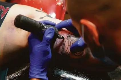  ?? Paul Chinn / The Chronicle 2020 ?? Bruno Corvalan applies ink at Mission Ink Tattoo studio in S.F. Tattoo needles can also be used to administer drugs.