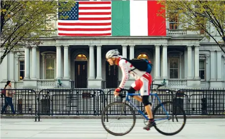 ??  ?? L’attesa Le bandiere degli Stati Uniti e dell’Italia sulla facciata del palazzo Eisenhower Executive Office, accanto alla Casa Bianca di Washington, in preparazio­ne della visita di Stato del primo ministro italiano Matteo Renzi nella capitale federale...
