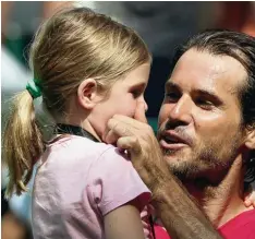  ?? Foto: Friso Gentsch, dpa ?? Wer tröstet hier wen? Tommy Haas fand nach der Niederlage in Halle schnell wieder zu guter Laune, nachdem er seine Tochter Valentina sah.
