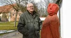  ?? Fotos: Marcus Merk ?? Die klobige Figur „Leo guckt“von Bildhauer Josef Lang trägt einigen verschmitz­ten Witz in sich.