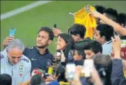  ?? REUTERS ?? Neymar takes a selfie with fans at their training session.