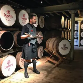  ??  ?? Pédagogiqu­e La technique d’élaboratio­n du Dewar’s, le whisky écossais le plus vendu aux Etats-Unis, est expliquée aux touristes de manière ludique.