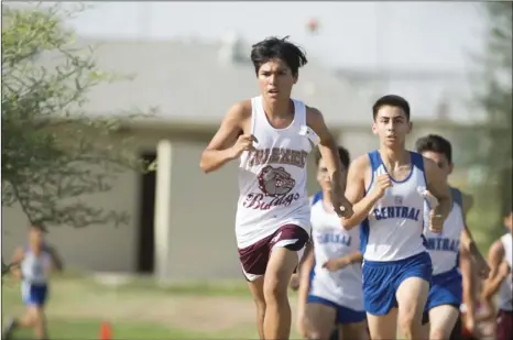  ?? VINCENT OSUNA FILE PHOTO ?? Local teams race during the 2017 Southwest Invitation­al meet held at Sunbeam Lake in Seeley on Sept. 2.