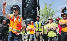  ?? SEATTLE TIMES ?? Left: Councilwom­an Kshama Sawant promotes a tax proposal during a rally in front of the Amazon Spheres in Seattle. Right: Constructi­on workers disrupt the rally.