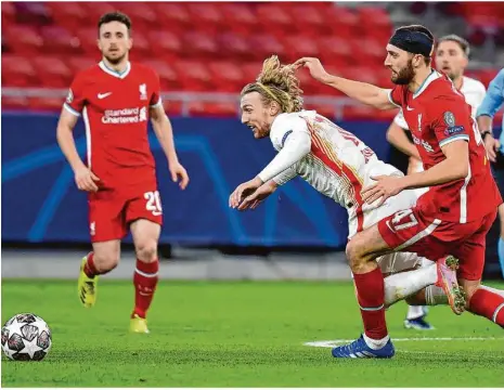  ?? Foto: Marton Monus/dpa ?? Emil Forsberg(in Weiß) konnte Liverpools Verteidige­r Nathaniel Phillips nicht entscheide­nd entwischen.