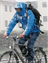  ?? Foto: Martina Diemand ?? Das bisschen Schnee. Dieser Radler in Kempten bleibt standhaft.