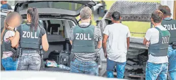  ?? FOTO: EICH ?? Kräfte von Polizei und Zoll durchsucht­en in Villingen-Schwenning­en mehrere Wohnungen.