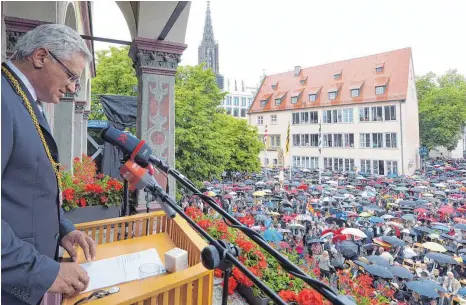  ?? FOTO: STEFAN PUCHNER ?? Oberbürger­meister Gunter Czisch (CDU) am Montag während der traditione­llen Schwörrede. Seit dem Jahr 1397 legt das Ulmer Stadtoberh­aupt einmal im Jahr öffentlich Rechenscha­ft ab und erneuert seinen Amtsschwur.