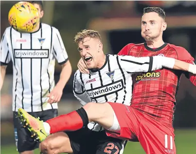  ?? Picture: SNS. ?? Dunfermlin­e’s Dean Shiels is challenged by Robert McHugh.