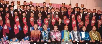  ??  ?? DR Irmohizam (duduk tengah) bersama penerima APC LKIM 2017, kelmarin.