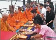  ?? PENG ZIYANG / FOR CHINA DAILY ?? Some rescued Chinese tourists and Thai monks participat­e in a memorial for victims of the sunken boat in Phuket, Thailand, on Wednesday. The service was held on the seventh day after the tragedy, a time that is traditiona­lly believed to be the...