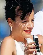  ??  ?? New tweet? Lily Allen and phone