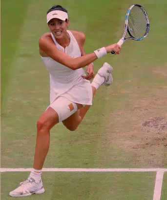  ?? AFP/GETTY ?? Garbine Muguruza, 23 anni, nata a Caracas. A sinistra col trofeo e l’abbraccio con Venus