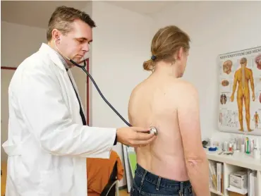  ?? Foto: dpa/Patrick Pleul ?? Jürn von Stünzner untersucht in seiner Landarztpr­axis in Briesen (Oder-Spree) einen Patienten.