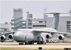  ??  ?? PRECIOUS CARGO: A US military cargo plane sits on the tarmac at San Juan’s José Muñoz Marín Airport on Thursday.