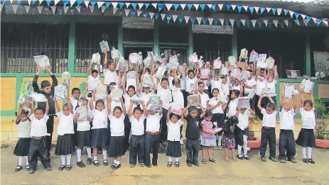  ?? FOTOS: JUAN FLORES ?? Los alumnos de la Escuela Barcelona, en la comunidad del mismo nombre, felices recibieron los útiles escolares de la Maratón del Saber, de diario EL HERALDO.