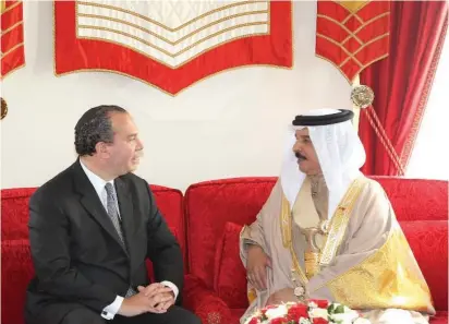  ??  ?? RABBI MARC SCHNEIER and Bahrain’s King Hamad bin Isa Al Khalifa meet at the royal palace in Manama in 2016.