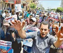  ??  ?? Protesters chant slogans against Egyptian President Mohammed Morsi outside a court 139 kilometers from Cairo in this photo taken last Sunday.