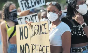  ?? RENÉ JOHNSTON TORONTO STAR PHOTOS ?? Women join a Black Lives Matter protest in Oakville on Thursday.