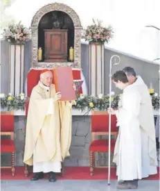  ??  ?? ► El arzobispo de Santiago, Ricardo Ezzati, en el Santuario de la Inmaculada Concepción, ayer.