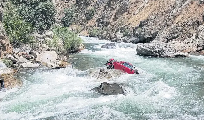  ??  ?? CLIFF CRASH: The rental car of Pakkapol “Golf” Chairattan­asongporn and Thiwadee ‘Min’ Saengsuriy­arit fell from a height of around 150 metres and crashed into the Kings River near Fresno.