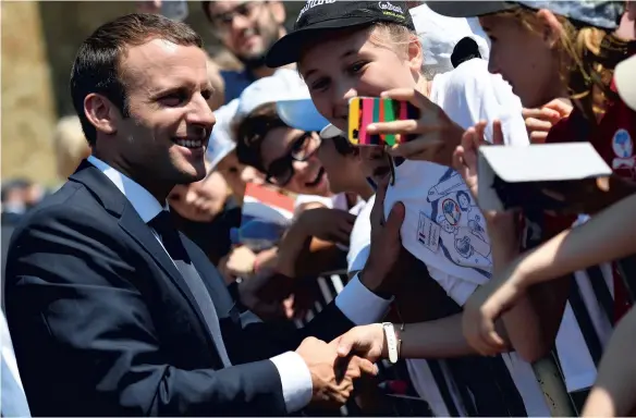  ?? PHOTO AFP ?? Le président Emmanuel Macron s’est offert un bain de foule hier alors qu’il commémorai­t au Mont Valérien l’appel du 18 juin 1940 lancé depuis Londres par le général Charles de Gaulle pour exhorter le peuple français à résister à l’occupant nazi.