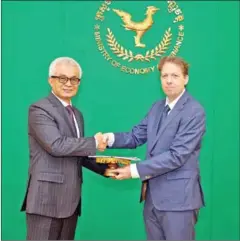  ?? MEF ?? Finance minister Aun Pornmoniro­th (left) and EU ambassador to Cambodia Igor Driesmans on January 15.