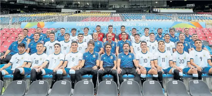  ?? @ARGENTINA ?? Equipo y cuerpo técnico. La foto oficial de la Selección, con Aimar en el centro (rodeado por Diego Placente y Adrián Gallará, sus ayudantes). Un DT a lo Pekerman.
