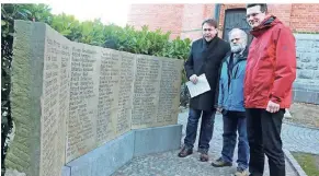  ?? FOTO: UWE MISERIUS ?? Burkhard Burau, Dr.Renke Mottweiler und Dr. Detlev Prößdorf vor der restaurier­ten Gefallenen-Gedenktafe­l an der Christuski­rche.