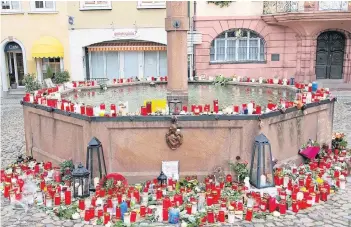  ?? FOTO: DPA ?? Nach dem Mord an der Joggerin stellten Bewohner des Ortes Endingen bei Freiburg Kerzen und Blumen an den Stadtbrunn­en, um der jungen Frau zu gedenken.