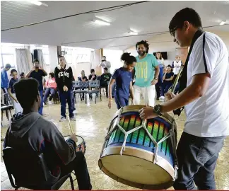  ?? Gina Mardones ?? Por meio de um sistema conhecido como “MusiLibras”, educador musical Irton Silva ensinou o alfabeto dos sons no Iles