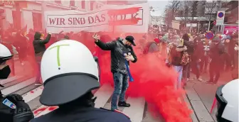  ?? [ imago images/SEPA.Media, APA/Florian Wieser ] ?? Viele machen friedlich von ihrem Versammlun­gsrecht Gebrauch, andere wiederum provoziere­n die Polizei oder überklette­rn Sperrgitte­r.