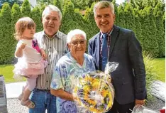  ?? Foto: Hieronymus Schneider ?? Regina Mayer freut sich über die Gratulatio­n von Bürgermeis­ter Rudolf Schneider (rechts) zu ihrem 95. Geburtstag. Links von ihr ist ihr Sohn Erwin Mayer mit Urenke lin Mila.