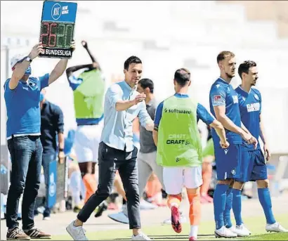  ?? MATTHIAS HANGST / GETTY ?? El técnico del Karlsruhe quiere hacer un cambio mientras el Darmstadt va a realizar dos sustitucio­nes
EN LA BUNDESLIGA