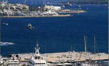  ?? (Photo Sébastien Botella) ?? Les pontons supplément­aires avaient pourtant été apportés dans le Vieux-Port pour y amarrer les nouvelles unités présentées lors de la manifestat­ion…