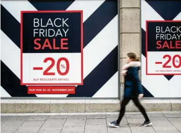  ?? Foto: Daniel Bockwoldt, dpa ?? Noch mal zwanzig Prozent auf schon reduzierte Ware – mit solchen und ähnlichen Verspreche­n locken Läden und der Internetha­ndel am Black Friday die Kunden an.